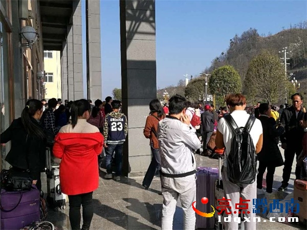 晴隆車站外面也站著很多前來(lái)乘車的旅客_看圖王.jpg