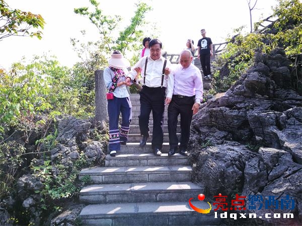 導(dǎo)游姚貴馨攙扶李復(fù)興教授下觀景臺的溫馨畫面.jpg