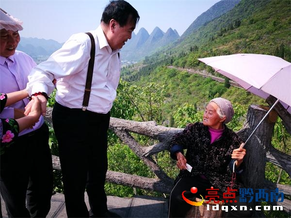 李復(fù)興教授在觀景臺上.jpg