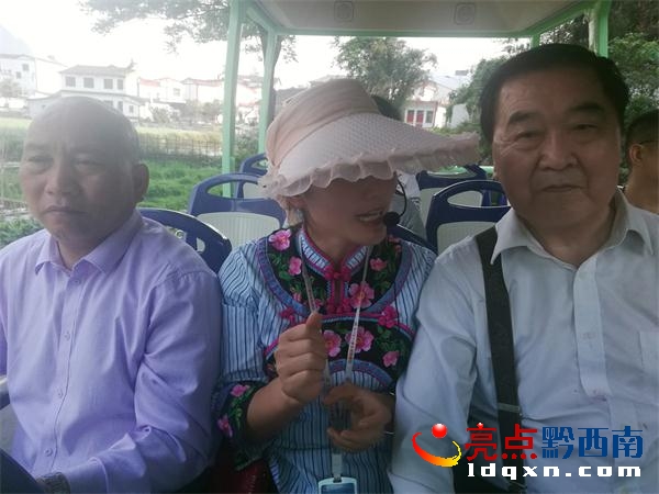 在觀光車上.jpg