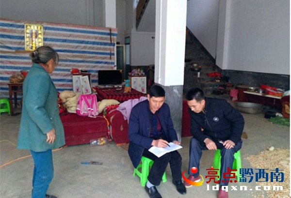 七舍鎮(zhèn)中心校老師到建檔立卡貧困戶家中核查.jpg