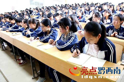 學(xué)生認(rèn)真做筆記_副本.jpg