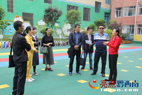 圖為走進(jìn)幼兒園的師院老師們.JPG