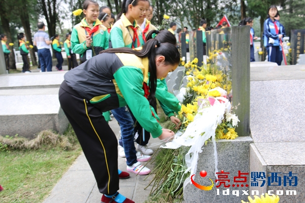 向烈士敬獻鮮花.JPG