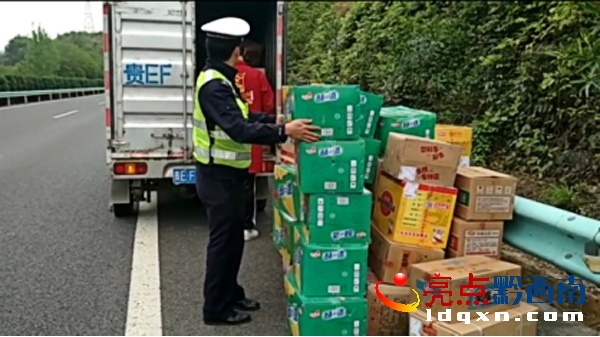 爆胎又遇設(shè)備癱瘓 幸得高速交警伸援手1150.jpg