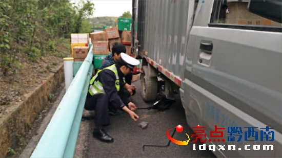 爆胎又遇設(shè)備癱瘓 幸得高速交警伸援手1124_看圖王.jpg
