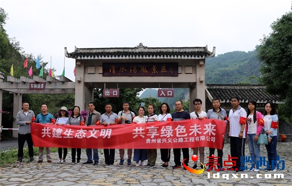 圖4:到景區(qū)拾撿 垃圾的志愿者們..JPG