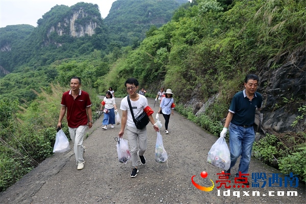 圖3:志愿者們個個滿載“戰(zhàn)利品”..JPG