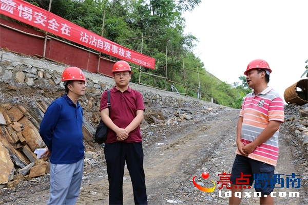圖1:興義公路管理局工程處黨支部書記(中)在冊亨巖架地質(zhì)不良處治地段督促施工進(jìn)度..jpg