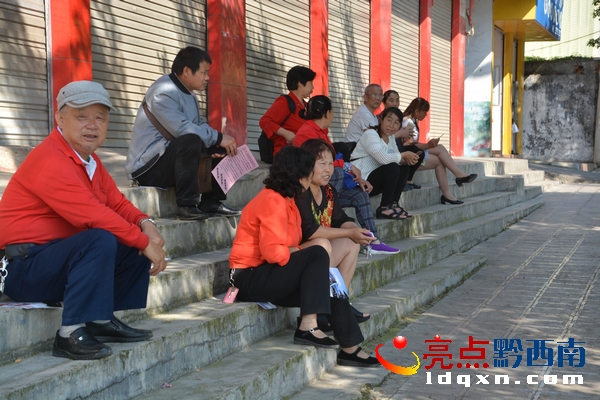 家長(zhǎng)們?cè)谕獾群?JPG